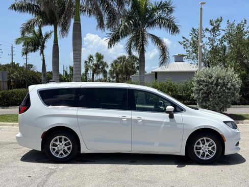 Used 2021 Chrysler Voyager LX image 2