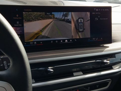 Used 2024 BMW X7 xDrive40i w/ Premium Package image 19