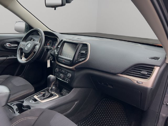 Used 2015 Jeep Cherokee Latitude w/ Cold Weather Group AWD/4WD image 29