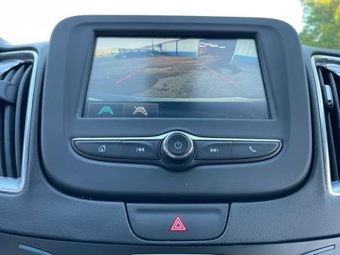 Used 2017 Chevrolet Malibu LT FWD image 24