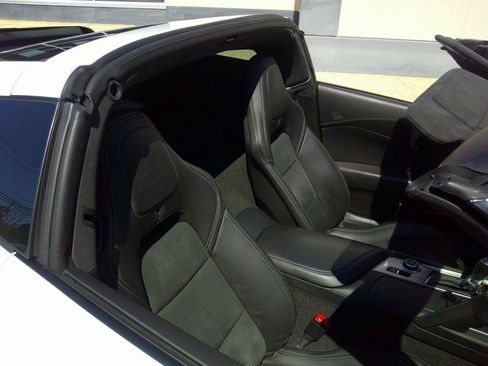 Used 2015 Chevrolet Corvette Z06 w/ 3LZ Preferred Equipment Group RWD image 30