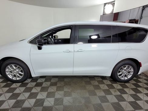 New 2026 Chrysler Pacifica Select image 4