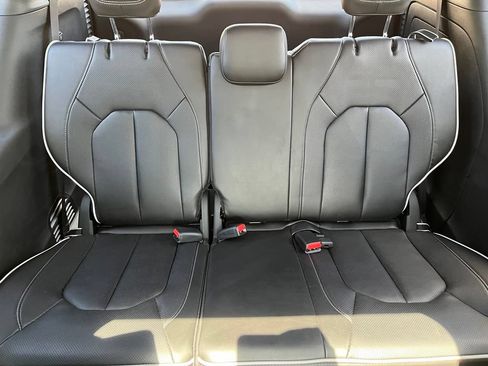 Used 2023 Chrysler Pacifica Limited w/ S Appearance Package FWD image 18
