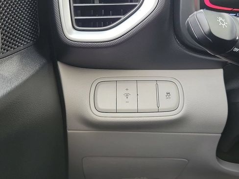 Used 2025 Hyundai Venue SEL FWD image 14
