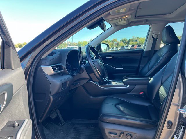 Used 2021 Toyota Highlander XLE AWD/4WD image 29