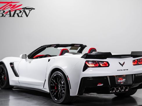 Used 2015 Chevrolet Corvette Z06 w/ 3LZ Preferred Equipment Group RWD image 3