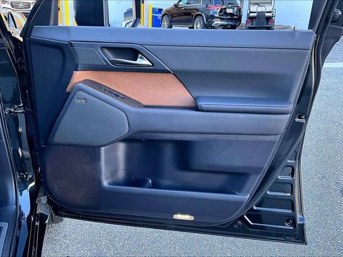 Used 2024 Lexus GX 550 w/ Accessory Package (2T) image 22