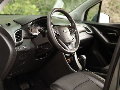 Used 2022 Chevrolet Trax LT w/ Driver Confidence Package FWD image 9