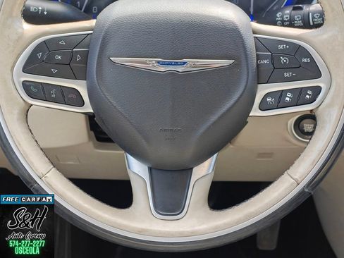 Used 2017 Chrysler Pacifica Limited w/ Advanced Safetytec Group FWD image 5