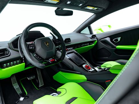 Used 2022 Lamborghini Huracan EVO RWD image 2