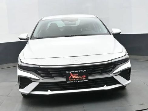 Used 2024 Hyundai Elantra SEL FWD image 3