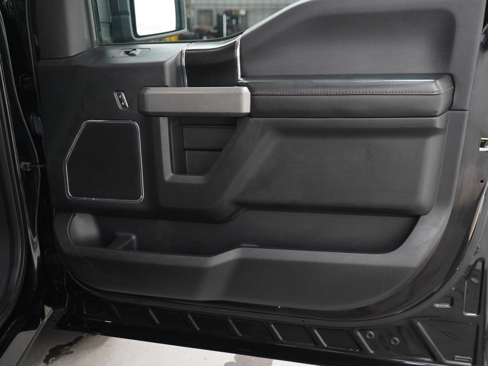 Used 2018 Ford F150 Platinum w/ Equipment Group 701A Luxury AWD/4WD image 9