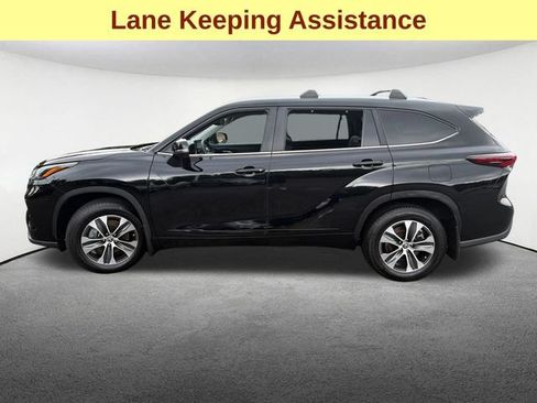 Used 2023 Toyota Highlander XLE AWD/4WD image 6
