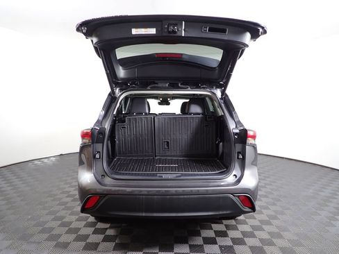 Used 2023 Toyota Highlander XLE AWD/4WD image 14