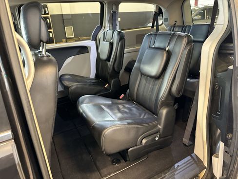 Used 2014 Chrysler Town & Country Touring image 20