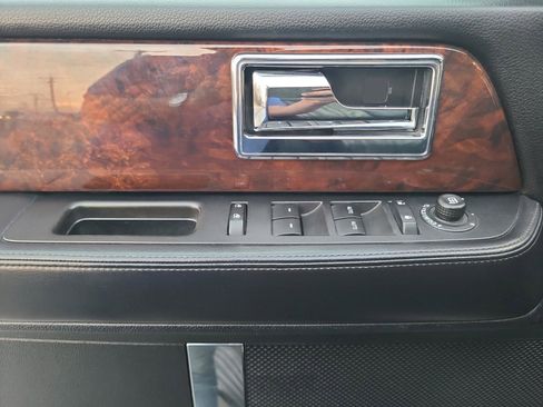 Used 2016 Lincoln Navigator Select image 10