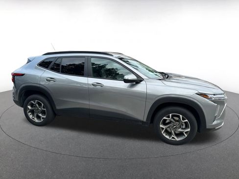 Used 2025 Chevrolet Trax LT w/ LT Convenience Package image 8