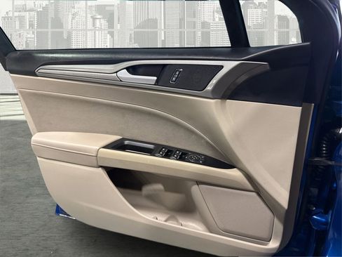 Used 2017 Ford Fusion SE w/ Fusion SE Technology Package image 19