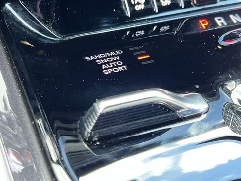Used 2024 Jeep Wagoneer 4WD w/ Premium Group I image 32