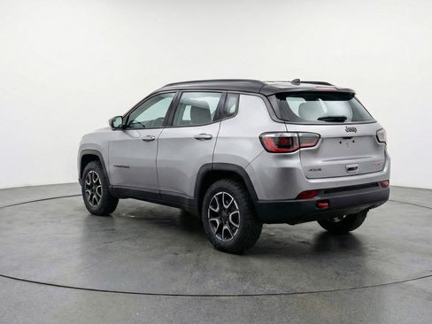 Used 2025 Jeep Compass Trailhawk AWD/4WD image 6