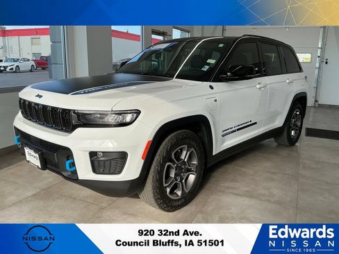 Used 2022 Jeep Grand Cherokee Trailhawk w/ Advanced Protech Group II AWD/4WD image 4