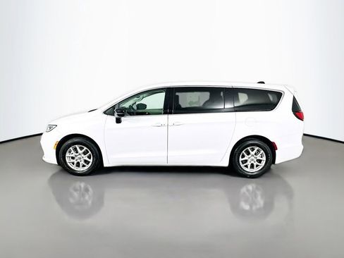 Used 2024 Chrysler Pacifica Touring-L image 4