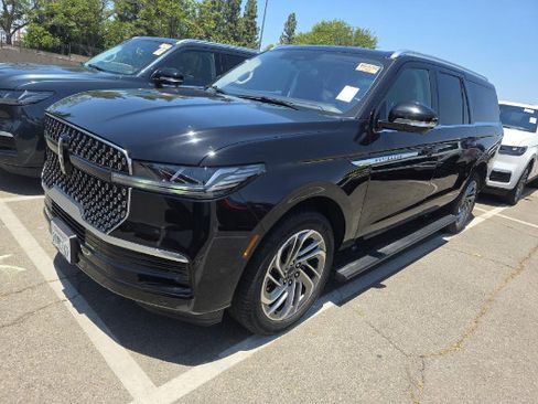 Used 2025 Lincoln Navigator L Reserve AWD/4WD image 1