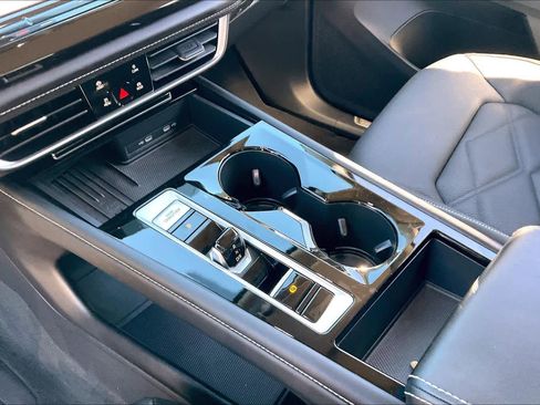 Used 2025 Volkswagen Atlas SE image 16