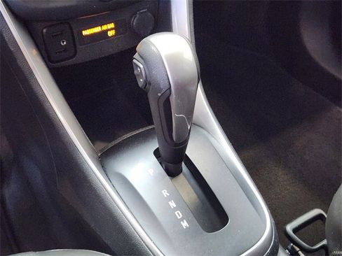 Used 2022 Chevrolet Trax LT w/ LT Convenience Package image 24