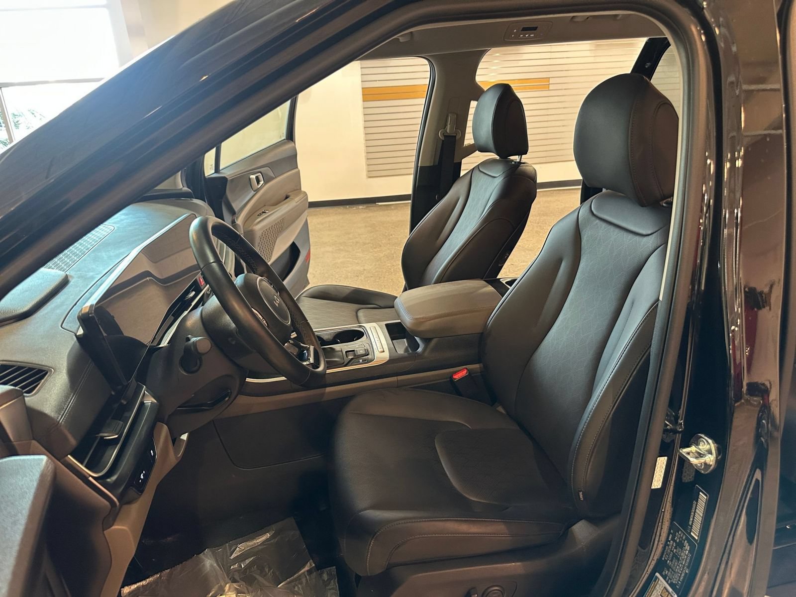 Used 2026 Kia Carnival FWD image 28