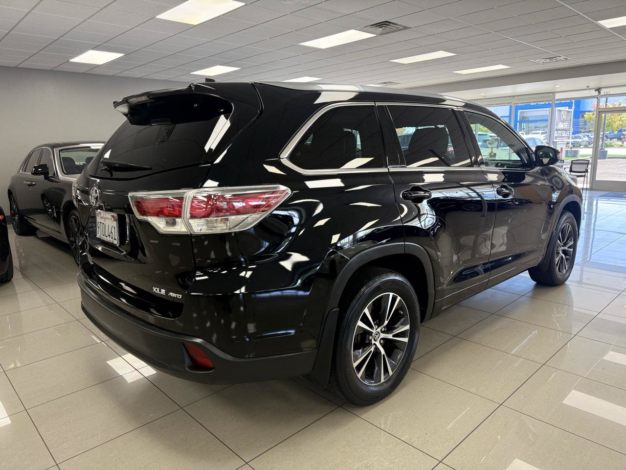 Used 2016 Toyota Highlander XLE AWD/4WD image 2