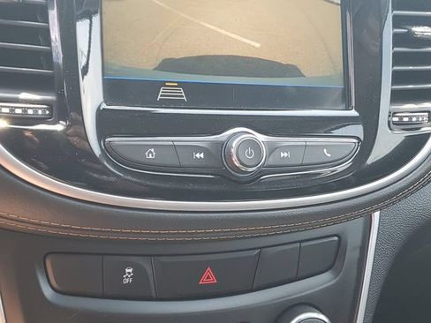 Used 2019 Chevrolet Trax LT w/ LT Convenience Package FWD image 28