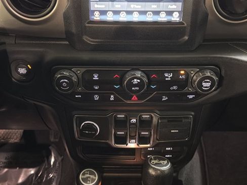 Used 2018 Jeep Wrangler Unlimited Sport S AWD/4WD image 32