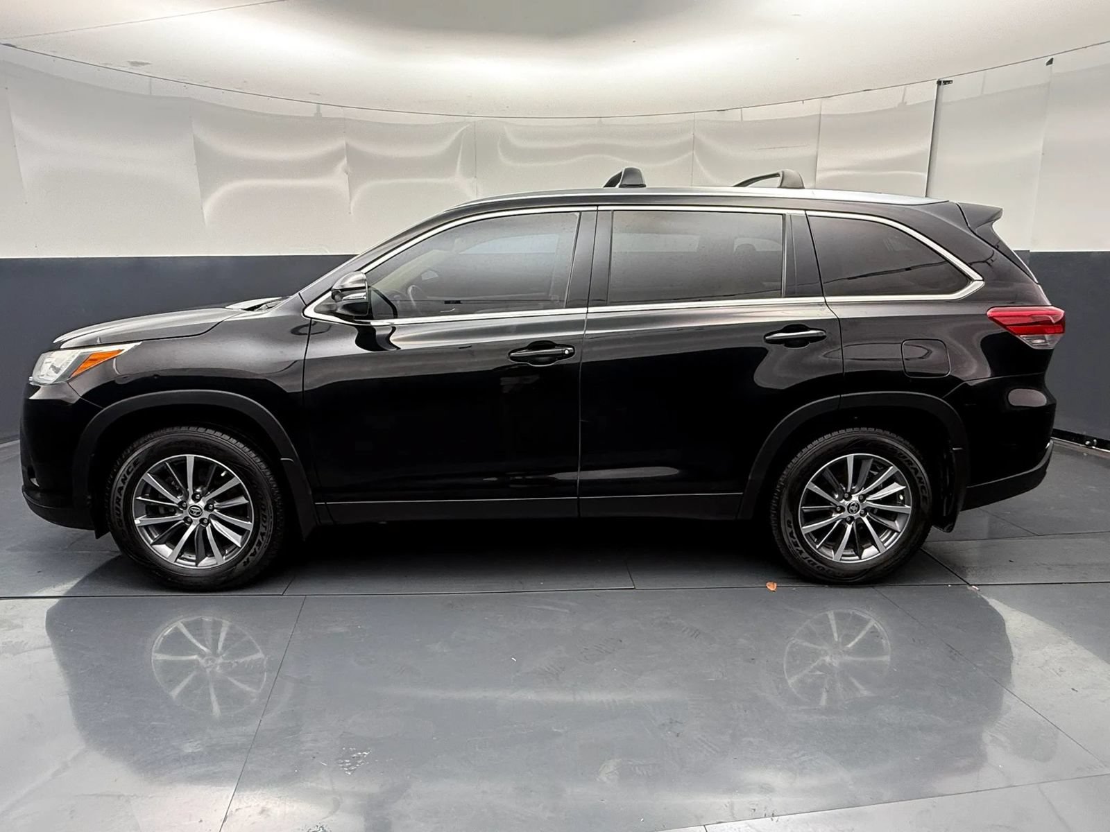 Used 2019 Toyota Highlander XLE AWD/4WD image 4