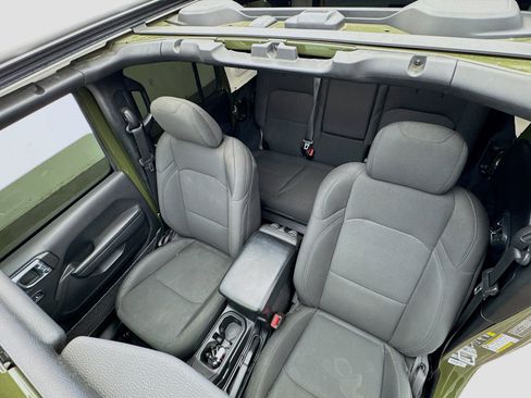 Used 2023 Jeep Wrangler Unlimited w/ Sun & Screen Package image 14