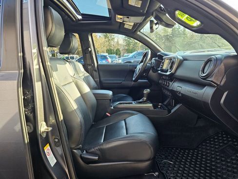 Used 2018 Toyota Tacoma TRD Sport image 9