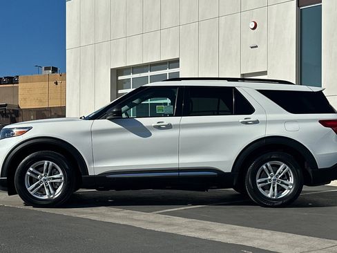 Certified 2022 Ford Explorer XLT image 6