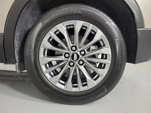 Certified 2025 Cadillac XT4 Premium Luxury image 10