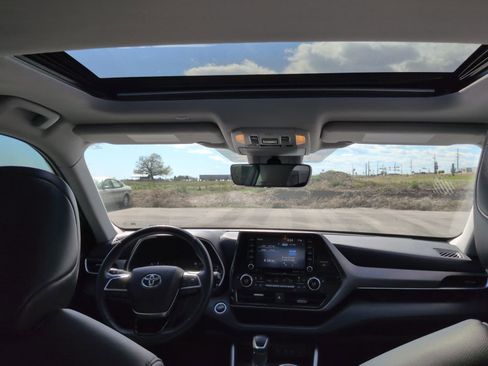 Used 2021 Toyota Highlander XLE AWD/4WD image 15