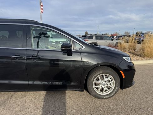 Used 2022 Chrysler Pacifica Touring-L image 8