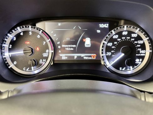 Used 2024 Toyota Highlander XLE FWD image 13
