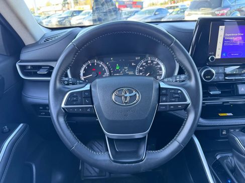 Used 2024 Toyota Highlander XLE image 22