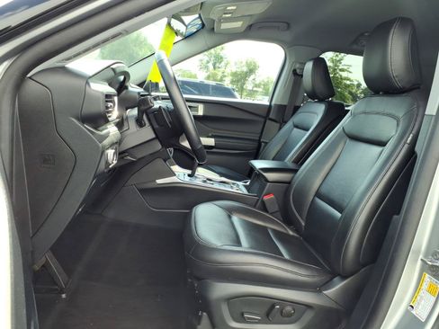 Used 2020 Ford Explorer XLT w/ Equipment Group 202A AWD/4WD image 17