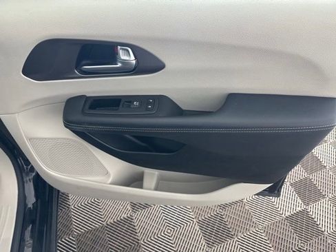 Used 2023 Chrysler Pacifica Touring-L FWD image 23