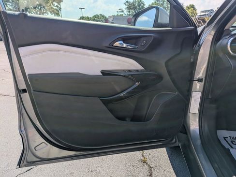 Used 2025 Chevrolet Trax LT w/ LT Convenience Package FWD image 11
