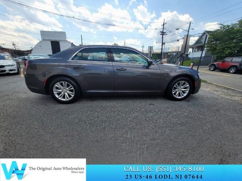 Used 2017 Chrysler 300 Limited RWD image 8