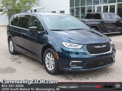 New 2025 Chrysler Pacifica Select