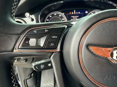 Used 2018 Bentley Bentayga AWD/4WD image 12