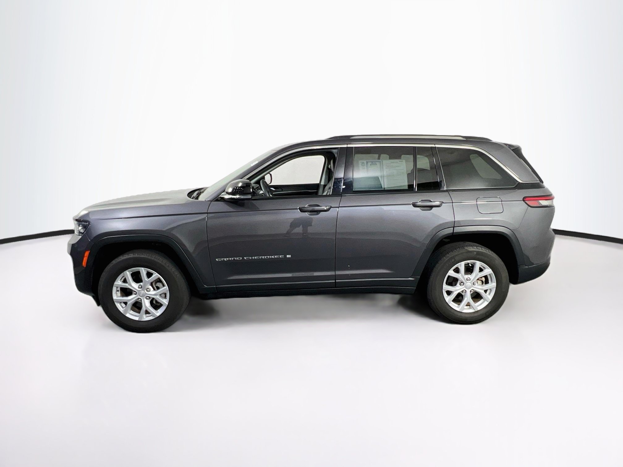 Used 2023 Jeep Grand Cherokee Limited w/ Trailer Tow Prep Group (B) AWD/4WD image 8
