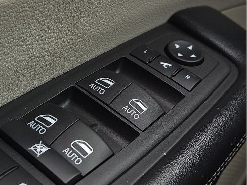 Used 2020 Chrysler Pacifica Limited FWD image 18